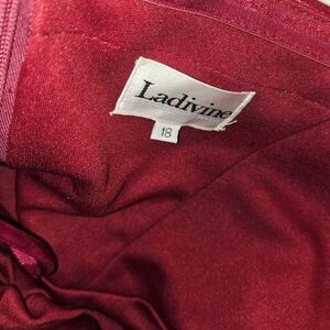 Very elegant classy new color wear it ones paid around 650$